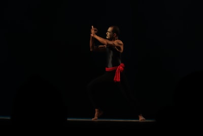 The woman in red dance
